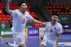 So sánh futsal và bóng đá sân cỏ