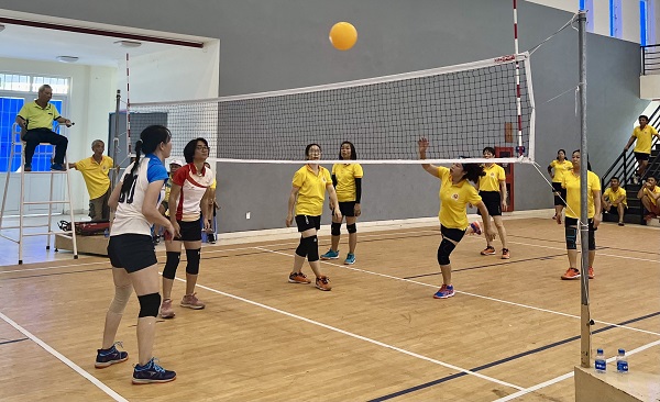 Bóng chuyền hơi là môn thể thao đội có hai đội chơi với nhau